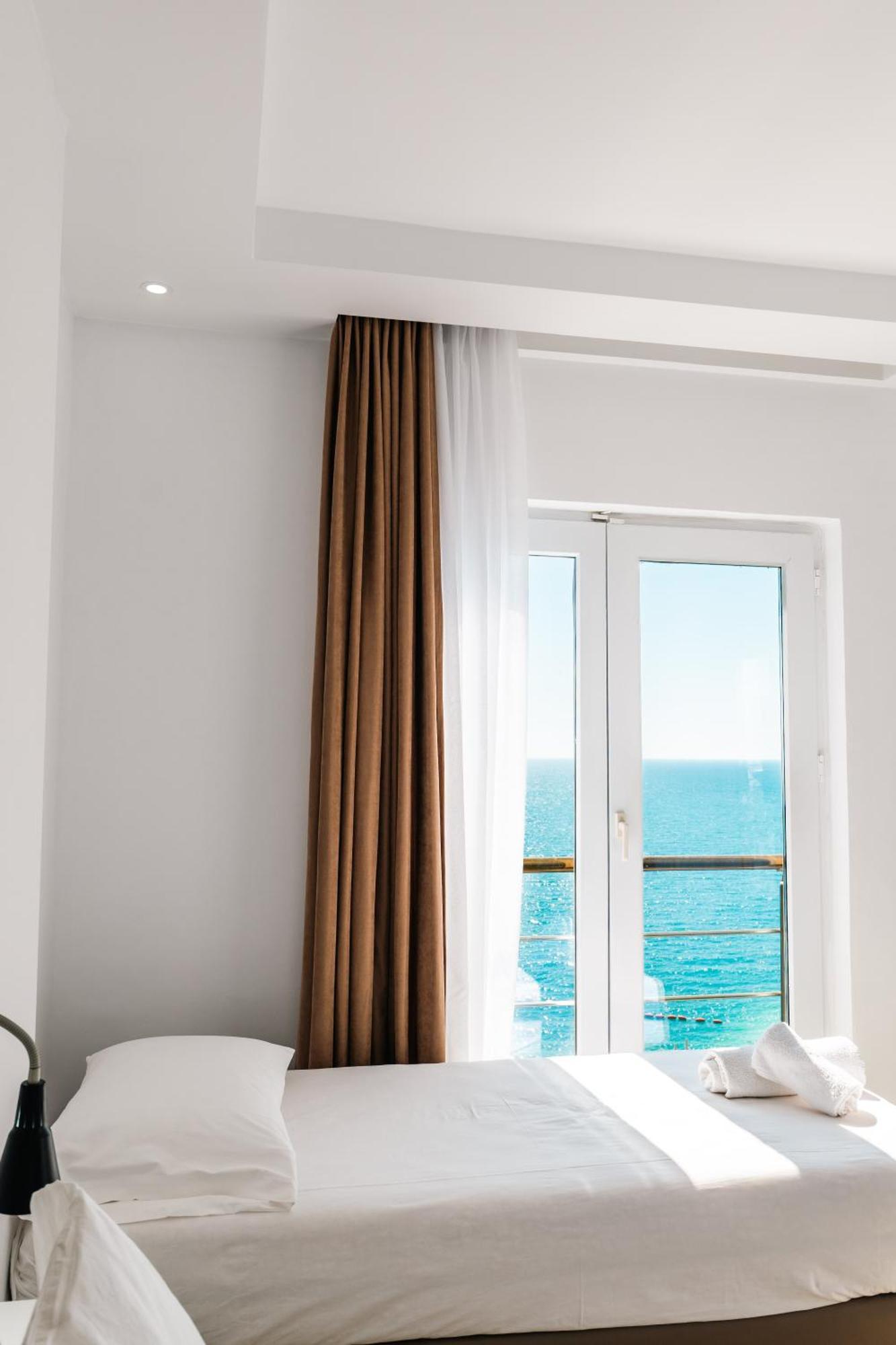 Helia Seaside Hotel Sarande Exterior photo